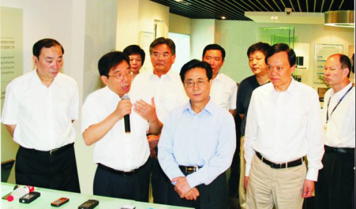 曾任中央书记处书记赵洪祝（时任浙江省委书记）；中央政治局委员黄坤明（时任荆门市委书记）